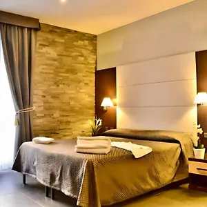 2* Pensión Castle Termini